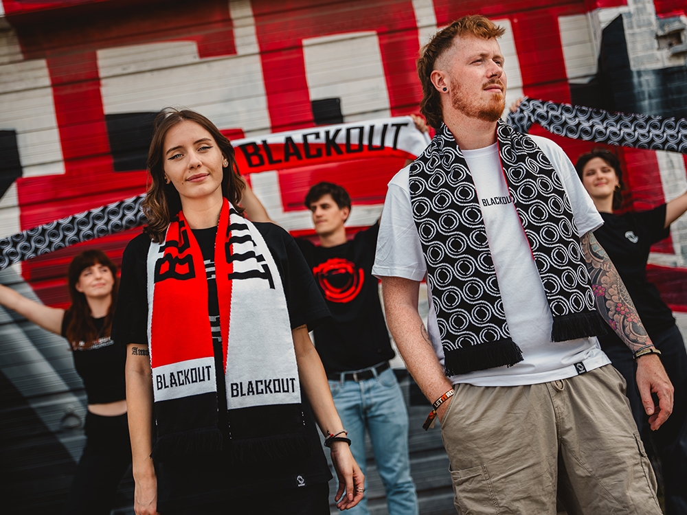 Knitted scarf Black / White / Red