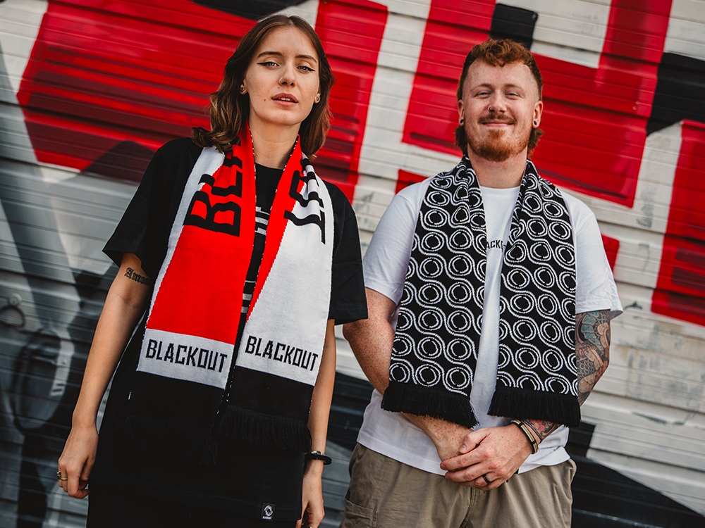 Knitted scarf Black / White / Red