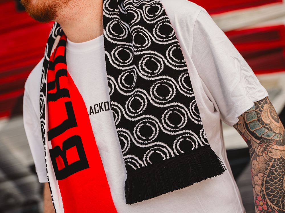Knitted scarf Black / White / Red