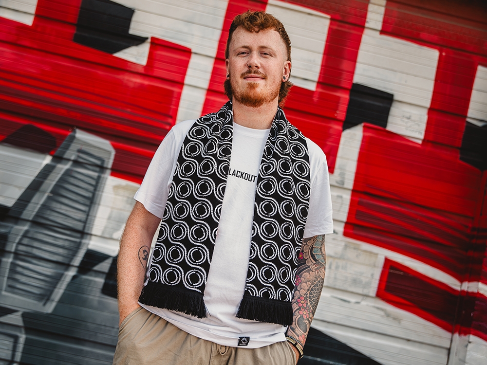 Knitted scarf Black / White / Red