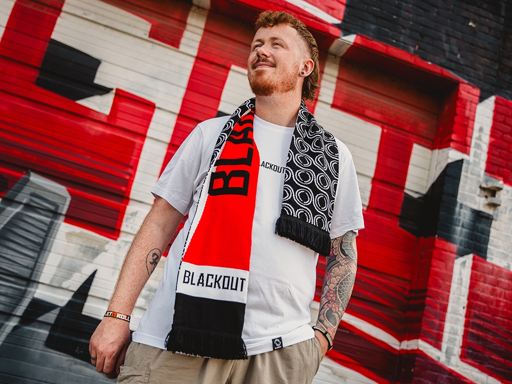 Knitted scarf Black / White / Red